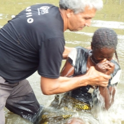 Bastismo realizado em Nharo-Nharo, Manica, Sofala