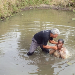 Bastismo realizado em Nharo-Nharo, Manica, Sofala