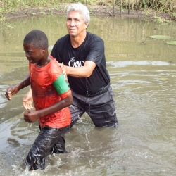 Bastismo realizado em Nharo-Nharo, Manica, Sofala